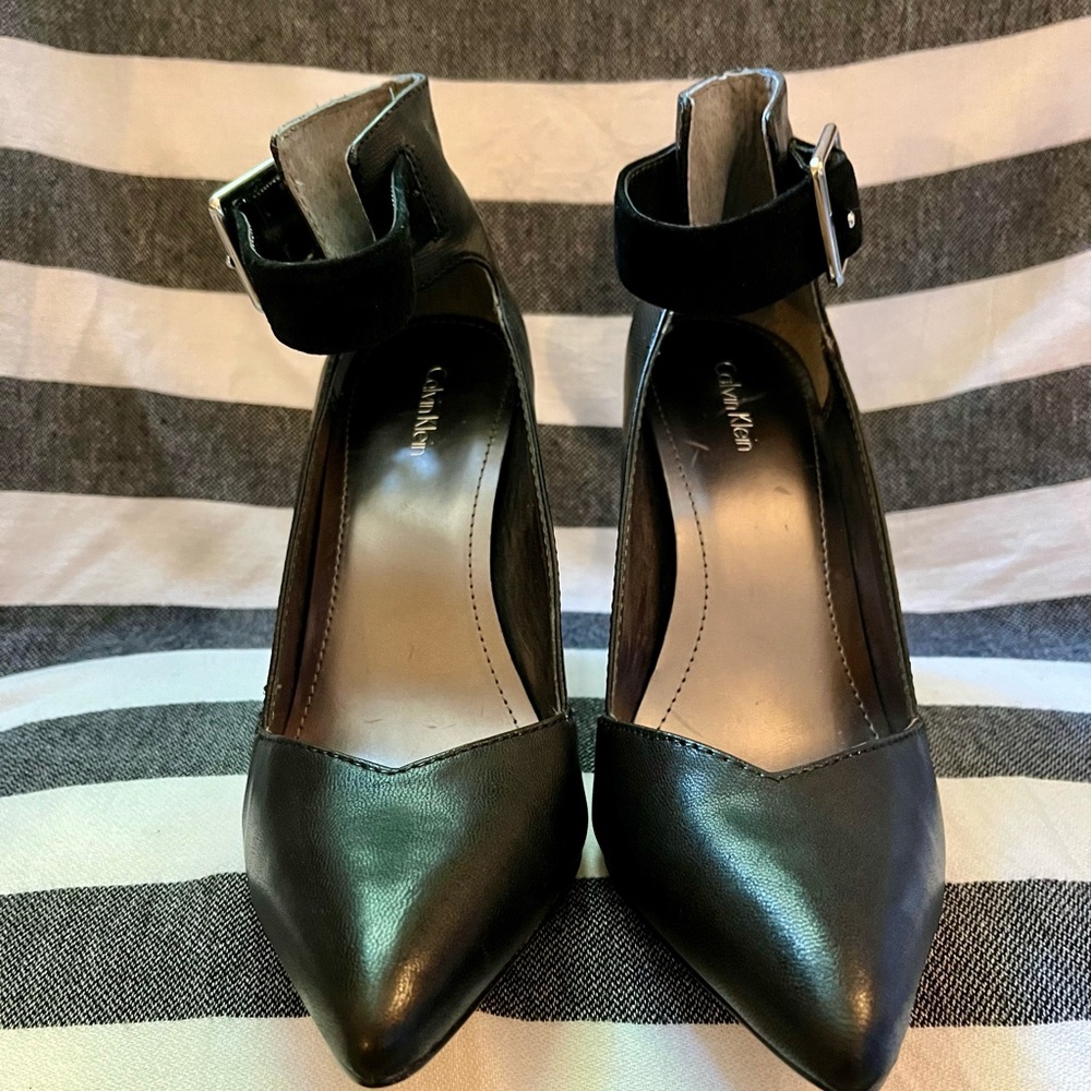 Calvin Klein black pumps. Suede strap.